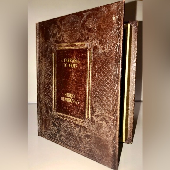 Vintage ERNEST HEMINGWAY A Farewell to Arms Hollow Velvet Lined Faux Book - Picture 8 of 10